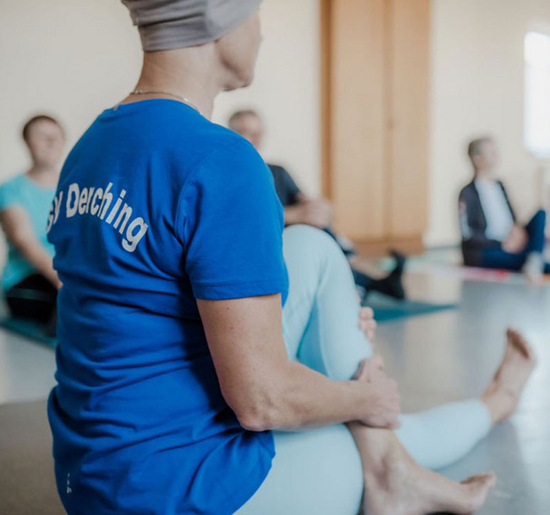 Yoga in Derching macht Spaß und bringt Balance für Körper und Seele.